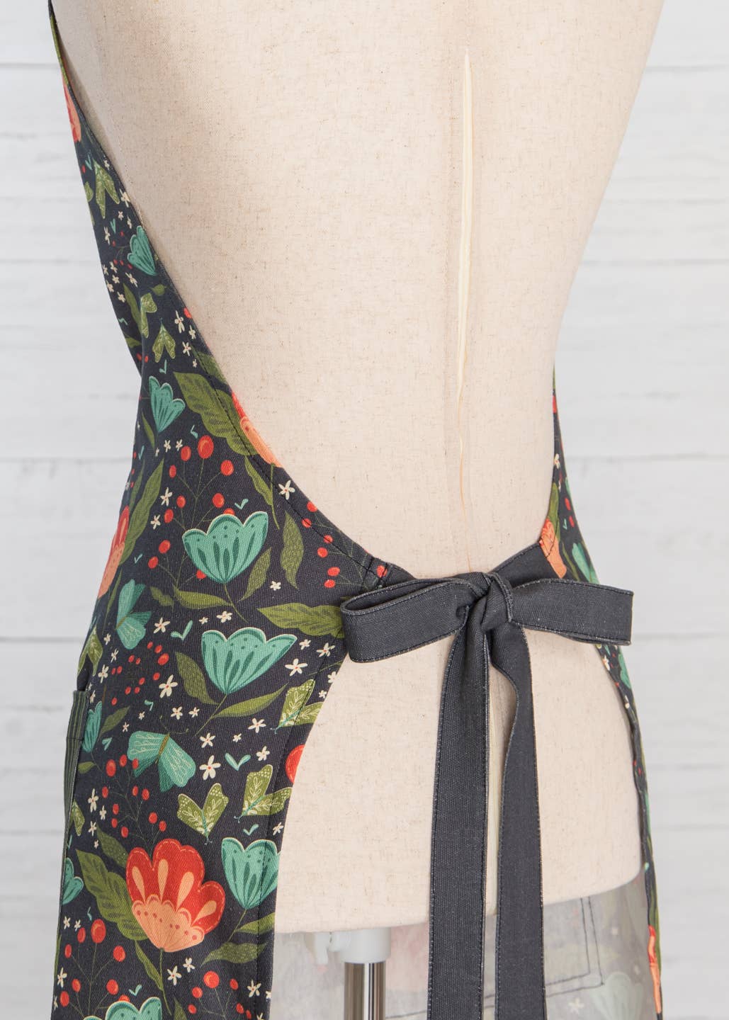 Dark Flowers Cotton Apron – Dark Floral Spring Design