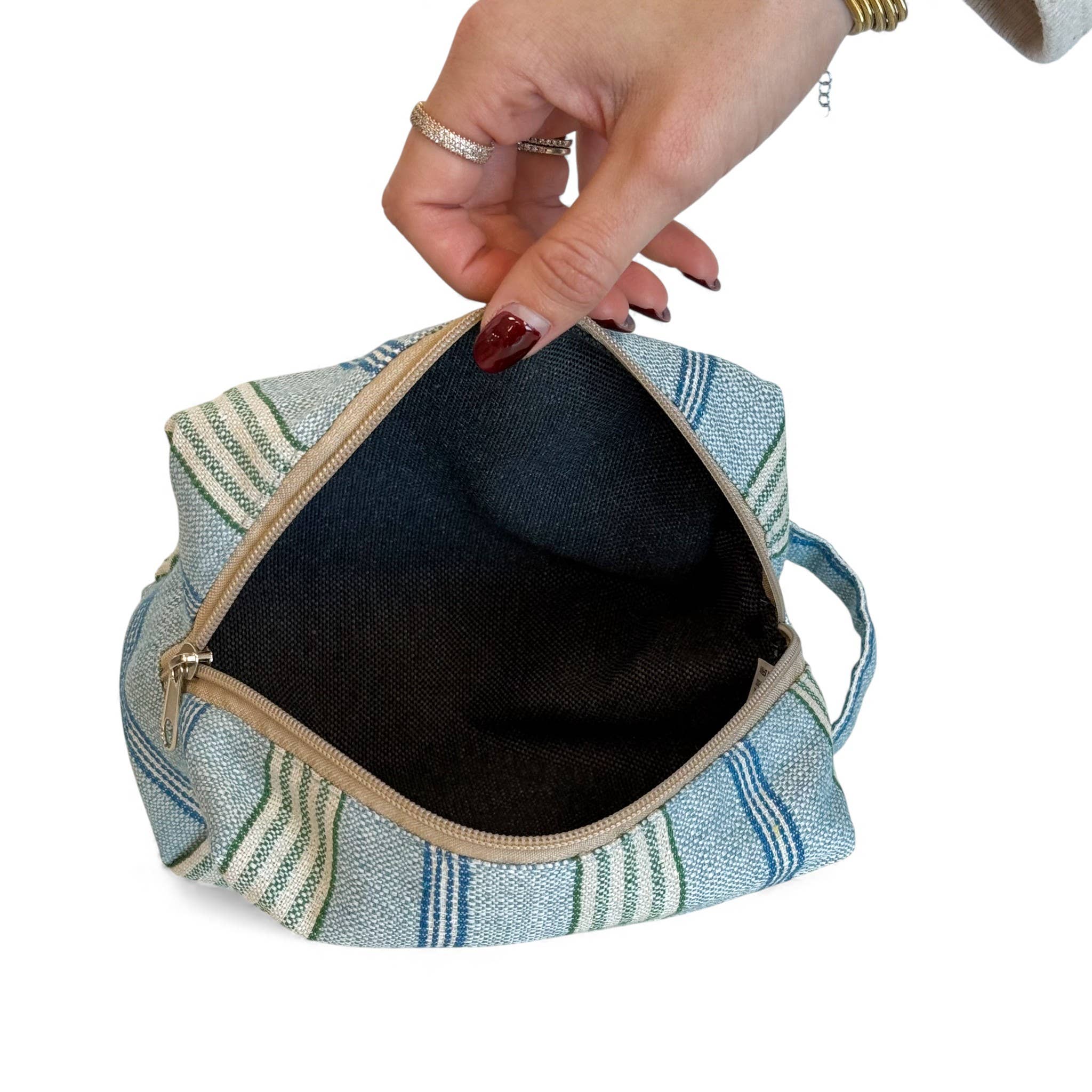 DE LA MUR-Squared Makeup Bag Cata