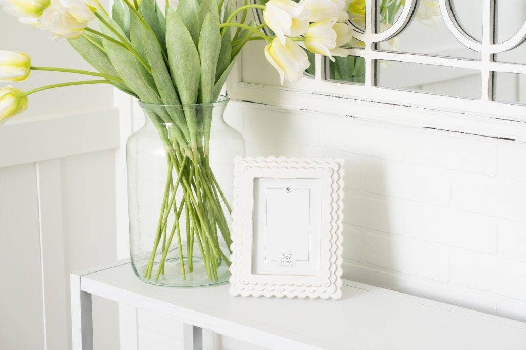 11843 - 8x10x1 wood photo frame (SCALLOP) wh (5x7) pic